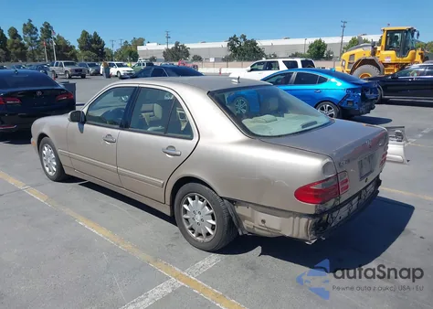 2000 Mercedes-Benz E 320 из США, поврежденный, VIN WDBJF65J5YB062631